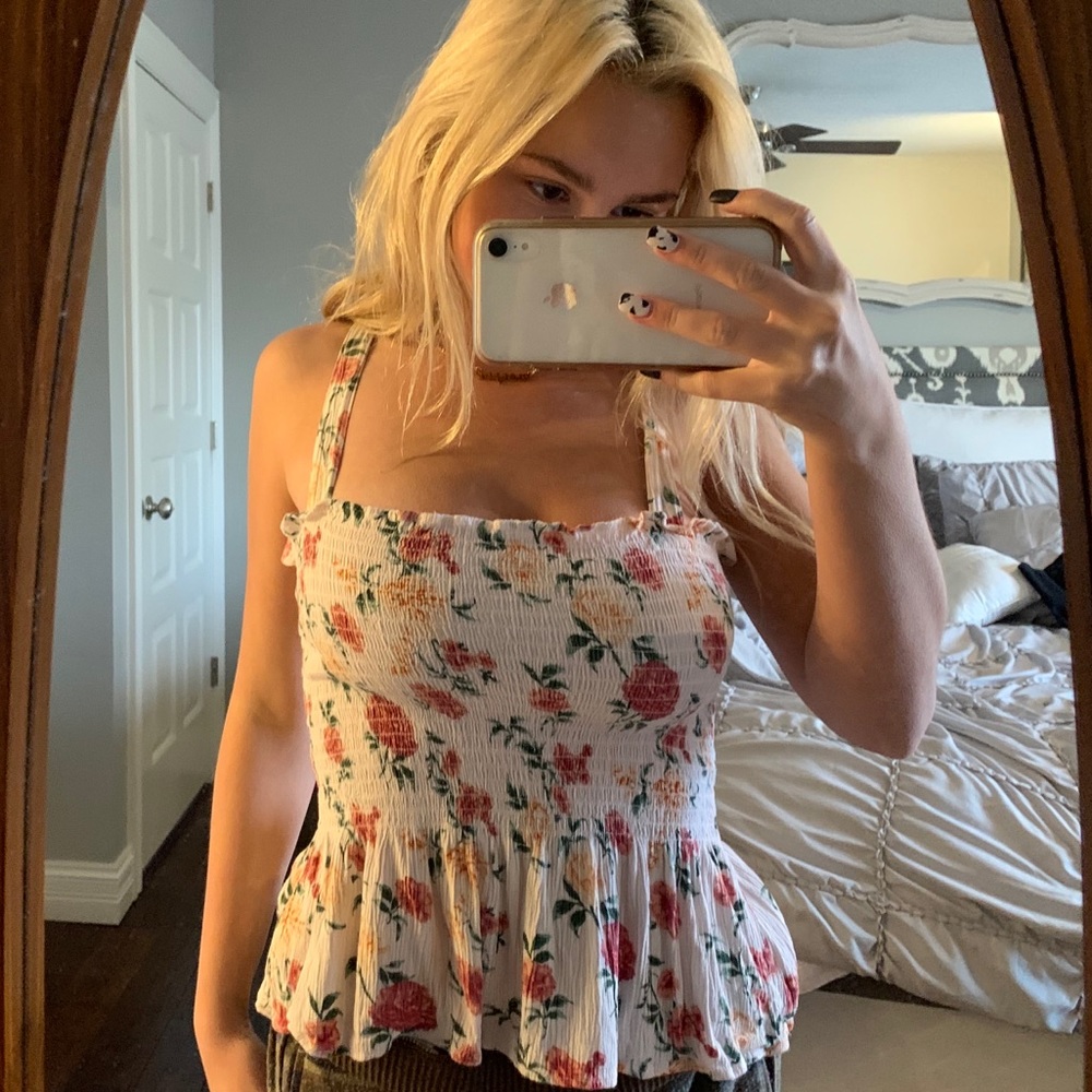 Cute floral top!